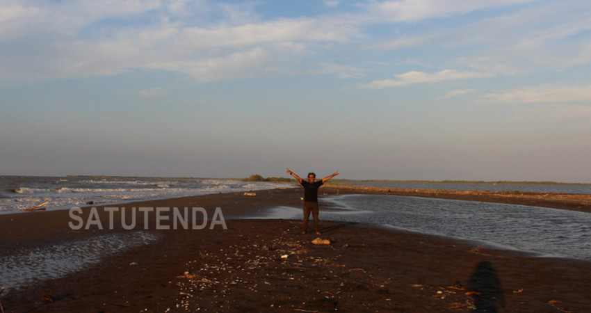 Wisata Pantai Cirewang di Pamanukan