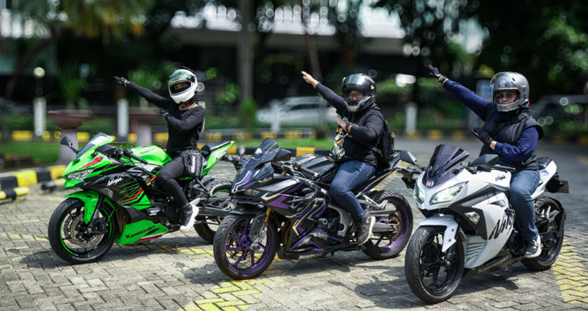 Perempuan Naik Motor Sport