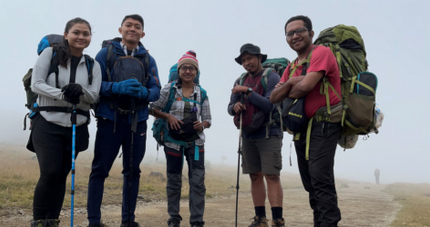 Mendaki Gunung Gede Via Gunung Puteri