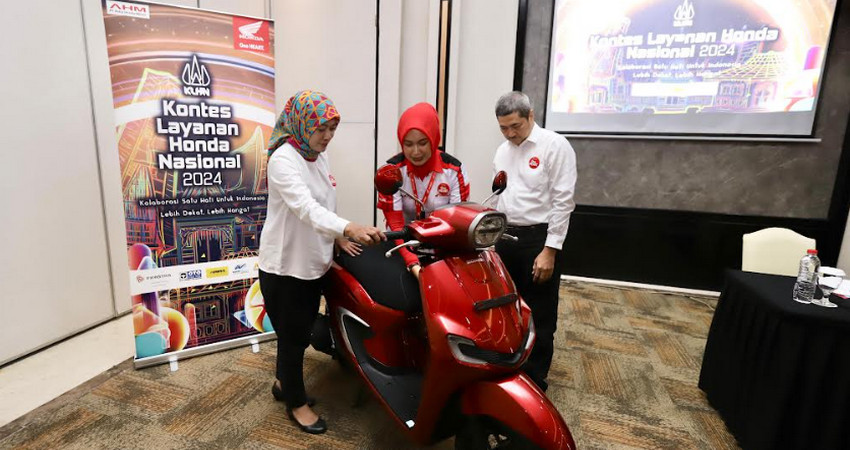 Upaya AHM Kalibrasi Pelayanan Terbaik untuk Konsumen Honda Jakarta – PT Astra Honda Motor (AHM) kembali menyelenggarakan Kontes Layanan Honda Nasional (KLHN) 2024, yang sudah memasuki tahun ke-15. Kegiatan ini merupakan bagian dari komitmen perusahaan dan jaringannya untuk terus meningkatkan dan mengalibrasi pelayanan kepada konsumen setia sepeda motor Honda di seluruh Indonesia. Tahun ini, KLHN mengusung tema "Kolaborasi Satu Hati untuk Indonesia, Lebih Dekat, Lebih Hangat". Tema ini mencerminkan semangat untuk mempererat hubungan dengan konsumen Honda di seluruh Indonesia melalui pelayanan yang profesional, personal dan bersahabat tidak hanya di antara front line people tetapi juga keseluruh pihak yang terlibat dalam lini bisnis Honda dalam memberikan pelayanan terbaik kepada konsumen Kontes ini diikuti secara antusias oleh 8.430 konstestan dari seluruh jaringan sepeda motor Honda di Indonesia. Para peserta diseleksi di regional masing-masing, berkolaborasi dengan 29 main dealer sepeda motor Honda. Peserta yang berhasil lolos ke tahap penjurian nasional di Jakarta berjumlah sebanyak 203 orang. Mereka menjadikan ajang ini sebagai wadah berbagi best practices, melakukan inovasi layanan konsumen, dan meningkatkan keterampilan dalam rangka memberikan pengalaman konsumen yang memuaskan dan berkesan. KLHN 2024 melombakan tujuh kategori, yakni Front Line People Reguler, Front Line People Wing/Big Wing, Pimpinan Jaringan Honda Reguler Dealer, Pimpinan Jaringan Honda Wing/Big Wing Dealer, Deliveryman Reguler Dealer, Deliveryman Wing/Big Wing Dealer, dan Customer Retention Officer. Antok Yuniarso, General Manager Honda Customer Care (HC3) AHM mengatakan Kontes Layanan Honda Nasional merupakan bentuk komitmen perusahaan dalam menghadirkan layanan terbaik kepada konsumen setia Honda. Melalui kegiatan ini, AHM ingin menegaskan pentingnya kolaborasi dan pendekatan personal dalam setiap interaksi dengan konsumen. ”Ini menjadi salah satu upaya kami untuk senantiasa berinovasi dalam mengembangkan standar layanan sesuai kebutuhan konsumen yang kian beragam, menciptakan pengalaman interaksi dengan konsumen yang lebih baik dan menyenangkan. Kami berharap semua pihak akan semakin terinspirasi untuk terus berkomitmen dalam memberikan layanan yang tidak hanya memenuhi, tetapi melebihi harapan konsumen,” ujar Antok. Selama 15 tahun penyelenggaraan, KLHN telah menjadi ajang yang dinantikan oleh para Honda People di seluruh Indonesia, yang dengan antusias mempertajam pengalaman dan pelatihan untuk meningkatkan kualitas layanan. Kontes ini juga memperkuat budaya pelayanan terbaik yang berfokus pada kepuasan dan kepercayaan konsumen. Dalam rangkaian penjurian tingkat nasional, beragam ahli profesional di bidangnya serta perwakilan konsumen dilibatkan untuk memberikan penilaian yang komprehensif. Dalam rangkaian kegiatan ini, para peserta tidak hanya berkompetisi saja, namun mereka juga mendapatkan pembekalan yang dapat menginspirasi dan menambah wawasan yang dimiliki dalam memberikan layanan terbaik ke konsumen.