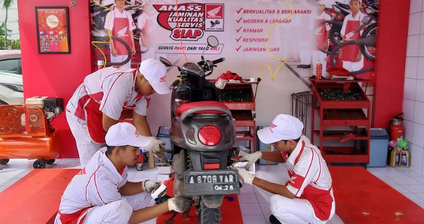 Balik dari Mudik, Jangan Abaikan 5 Hal Ini Agar Motor Tetap Prima Arus mudik Lebaran telah usai, ribuan pemudik yang menggunakan sepeda motor kini kembali beraktivitas seperti biasa. Namun, perjalanan jarak jauh yang telah dilalui berpotensi memberikan beban ekstra pada berbagai komponen kendaraan. Karena itu, Main Dealer sepeda motor Honda area Jakarta - Tangerang, PT Wahana Makmur Sejati (WMS) mengimbau pengguna sepeda motor untuk segera melakukan pengecekan menyeluruh. Perjalanan mudik yang menempuh ratusan hingga ribuan kilometer, sering kali melewati beragam kondisi jalan, mulai dari kemacetan, jalan berlubang, hingga cuaca ekstrem. Tanpa disadari, kondisi tersebut dapat mempercepat keausan komponen penting pada sepeda motor. Jika tidak segera dilakukan pengecekan, risiko penurunan performa hingga potensi gangguan keselamatan dapat meningkat. WMS bagikan 5 komponen utama yang wajib diperiksa setelah digunakan untuk perjalanan jauh. Oli Mesin Setelah digunakan dalam perjalanan panjang, kualitas oli mesin cenderung menurun akibat suhu tinggi dan kerja mesin yang terus-menerus. Oli yang sudah tidak optimal dapat mengurangi pelumasan dan mempercepat keausan komponen internal mesin. Penggantian oli secara berkala menjadi penting untuk menjaga mesin tetap optimal. Sistem Pengereman Kampas rem yang bekerja ekstra selama perjalanan mudik berpotensi mengalami penipisan. Pengendara disarankan untuk memeriksa ketebalan kampas rem serta memastikan sistem pengereman tetap responsif demi menjaga keamanan saat berkendara di kondisi lalu lintas perkotaan yang padat. Ban Perjalanan jauh dapat menyebabkan tekanan dan permukaan ban mengalami perubahan. Periksa kondisi tapak ban, tekanan angin, serta pastikan tidak terdapat retakan atau benjolan yang dapat membahayakan saat digunakan kembali. Rantai dan Gear (untuk tipe non-matic) Komponen ini sangat rentan terhadap kotoran dan keausan setelah digunakan dalam perjalanan panjang. Pembersihan dan pelumasan ulang sangat diperlukan untuk menjaga kinerja transmisi tetap optimal dan nyaman digunakan. Aki dan Sistem Kelistrikan Penggunaan lampu, klakson, serta sistem starter secara intens selama perjalanan mudik dapat memengaruhi performa aki. P emeriksaan kondisi aki dan kelistrikan penting untuk memastikan seluruh fitur kendaraan berfungsi dengan baik. “Sepeda motor yang digunakan untuk perjalanan jauh mengalami beban kerja yang jauh lebih tinggi dibandingkan penggunaan harian. Maka, setelah mudik, sangat penting untuk melakukan pengecekan menyeluruh, terutama pada komponen vital seperti oli, rem, dan ban,” ujar Technical Analyst PT Wahana Makmur Sejati, Wahyu Budhi. Menurutnya, langkah ini tidak hanya menjaga performa motor tetap prima, tetapi juga meminimalisir potensi risiko saat kembali digunakan beraktivitas. Sebagai bentuk komitmen dalam memberikan layanan terbaik, jaringan AHASS Jakarta - Tangerang siap melayani kebutuhan servis konsumen dengan fasilitas lengkap dan standar pelayanan terbaik. Konsumen juga dapat memanfaatkan layanan booking servis melalui aplikasi WANDA untuk kemudahan pemesanan tanpa antre, sehingga perawatan motor menjadi lebih cepat dan nyaman. “Untuk hasil yang lebih optimal, kami menyarankan konsumen melakukan servis di AHASS. Selain ditangani oleh mekanik yang andal dan berpengalaman karena sudah tersertifikasi, setiap pengecekan dilakukan sesuai standar Honda sehingga kualitas dan keamanan kendaraan lebih terjamin,” tambahnya. Momentum setelah arus mudik ini menjadi waktu yang tepat bagi para pengguna sepeda motor untuk lebih peduli terhadap kondisi kendaraannya. Dengan melakukan pengecekan dan perawatan berkala, sepeda motor tidak hanya tetap nyaman digunakan, tetapi juga mendukung keselamatan berkendara di setiap perjalanan.